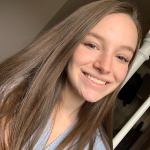 Meet your Posher, Larissa